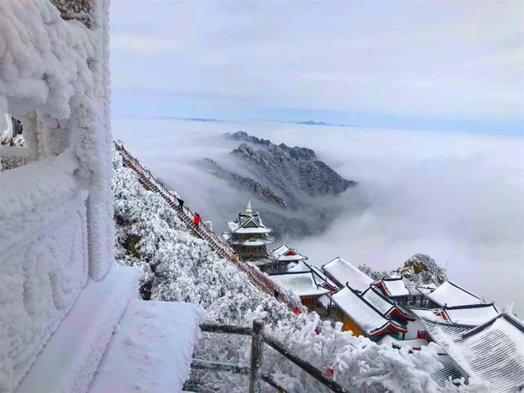 河南老君山景区雪后化仙境 引游客打卡拍照